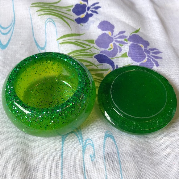 Small handmade resin container - Picture 3 of 5